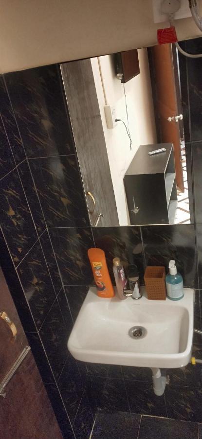 OYO 87714 Thangal Hotel Imphal Bagian luar foto